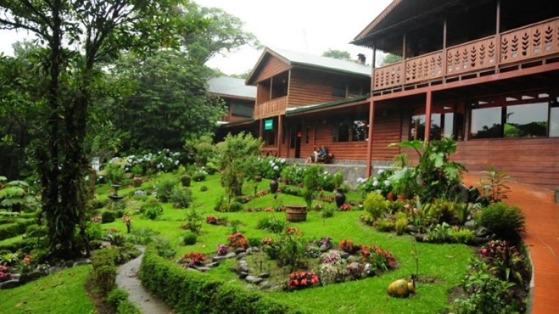 Hummingbird-Garden-Monteverde-Costa-Rica-01