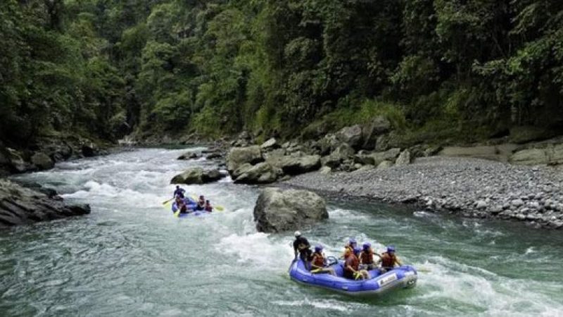 Pacuare-River-Rafting-Class-III-IV-One-Day-Trip-Costa-Rica-4